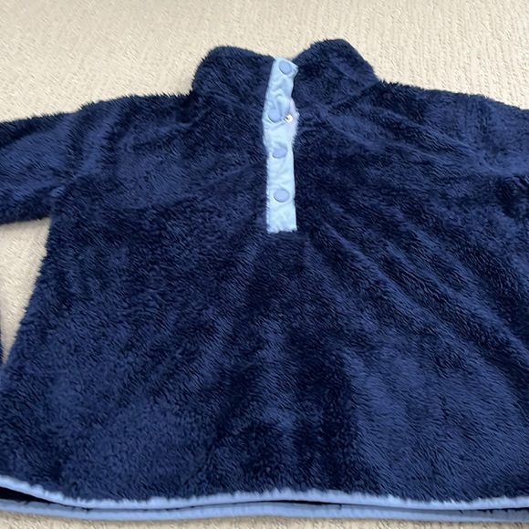 Vineyard Vines navy fleece sweater. - Picture 4 of 4